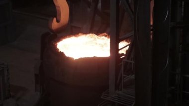 Metalürji uzmanı, Çelik Fabrikasındaki İşçi Sıcak Erimiş Metal Dökümü. Patlama Fırını Çelik Üretim Çelik Fabrikası. Ocak Metalurji Fabrikasından Sıcak Sıvı Metal Dökülüyor. İşçi Ağır Sanayi Fabrikası.