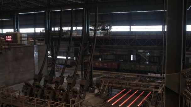 Metallurgist Job Worker Uma Planta Aço Quente Derretido Metal Derramando — Vídeo de Stock