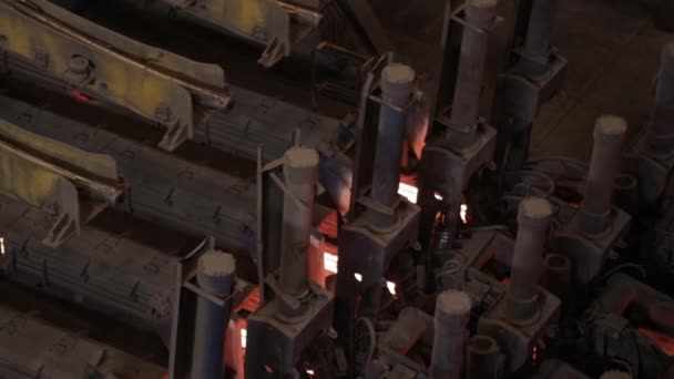 製鉄所の冶金の仕事労働者熱い溶融金属を注ぐ ブラスト炉鋼生産製鉄所 炉の冶金工場から熱い液体金属を入れてください 労働者 重工業工場 — ストック動画
