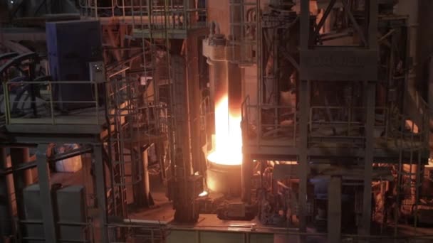 Metallurgist Jobbarbetare Stålfabrik Het Smält Metall Hälla Blast Furnace Steel — Stockvideo