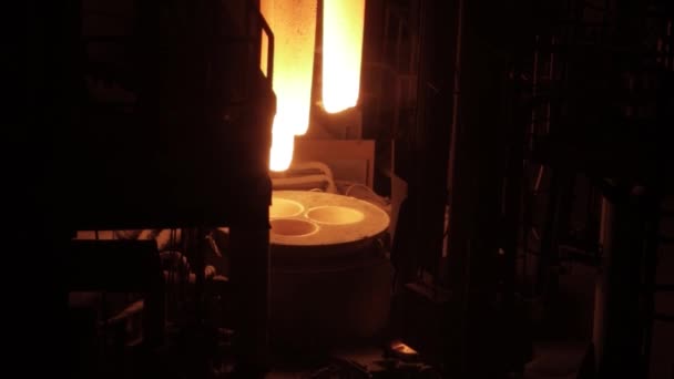 Metallurgista Lavoro Lavoratore Una Acciaieria Colata Caldo Metallo Versando Blast — Video Stock