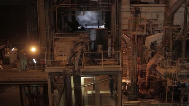 Μεταλλουργός Εργάτης Ένα Εργοστάσιο Χάλυβα Ζεστό Τηγμένο Μέταλλο Χύτευση Blast — Αρχείο Βίντεο