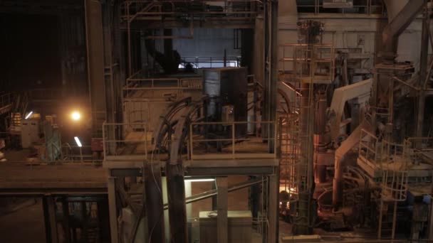 Trabajador Trabajo Metalúrgico Una Planta Acero Vierte Metal Fundido Caliente — Vídeo de stock