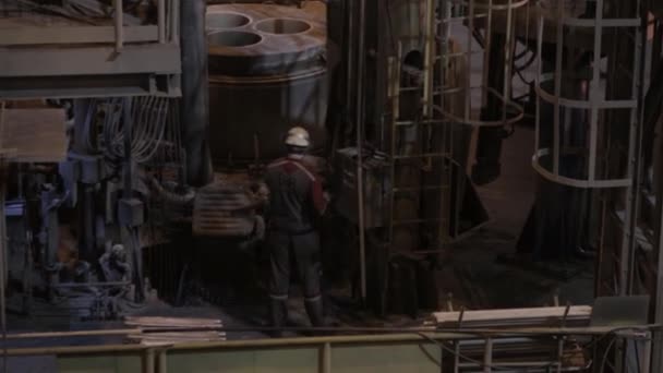 Metallurgist Job Worker Uma Planta Aço Quente Derretido Metal Derramando — Vídeo de Stock