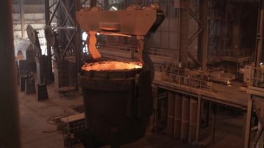 Metalürji uzmanı, Çelik Fabrikasındaki İşçi Sıcak Erimiş Metal Dökümü. Patlama Fırını Çelik Üretim Çelik Fabrikası. Ocak Metalurji Fabrikasından Sıcak Sıvı Metal Dökülüyor. İşçi Ağır Sanayi Fabrikası.