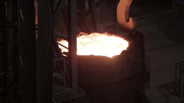 Trabajador Trabajo Metalúrgico Una Planta Acero Vierte Metal Fundido Caliente — Vídeo de stock