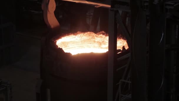 Werknemer Bij Metaalindustrie Een Staalfabriek Waar Heet Gesmolten Metaal Wordt — Stockvideo