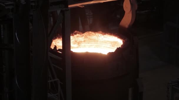 Metalürji Uzmanı Çelik Fabrikasındaki Şçi Sıcak Erimiş Metal Dökümü Patlama — Stok video