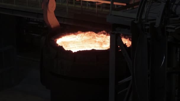 钢厂热熔胶金属浇注中的冶金工人 爆破炉炼钢厂 从焚烧炉冶炼厂倾注热液金属 工人重工业工厂 — 图库视频影像