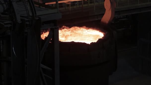 钢厂热熔胶金属浇注中的冶金工人 爆破炉炼钢厂 从焚烧炉冶炼厂倾注热液金属 工人重工业工厂 — 图库视频影像
