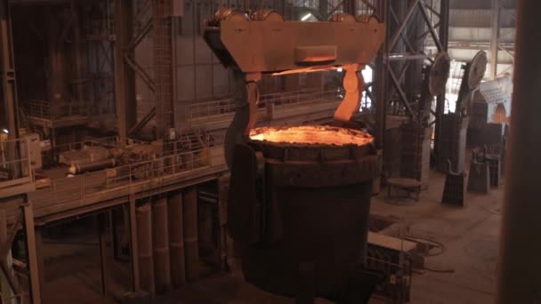 Metallurgista Lavoro Lavoratore Una Acciaieria Colata Caldo Metallo Versando Blast — Video Stock