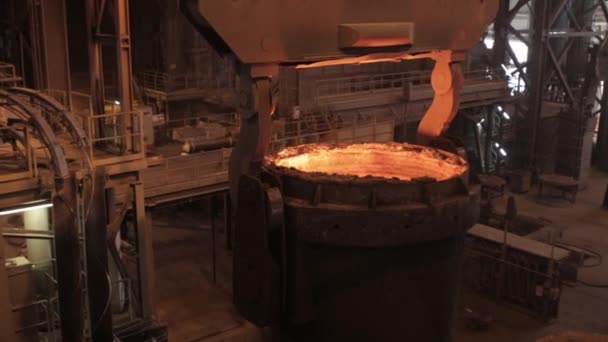Metallurgist Job Worker Uma Planta Aço Quente Derretido Metal Derramando — Vídeo de Stock