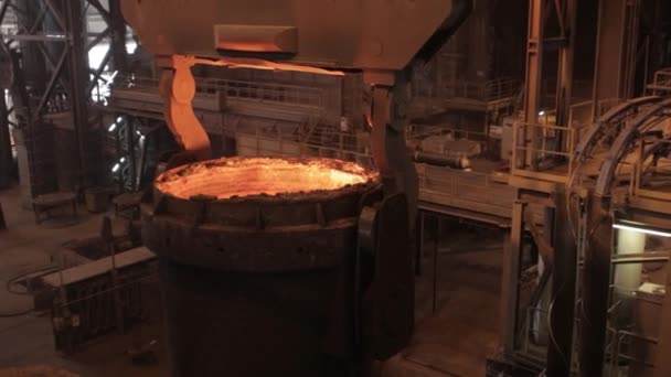 Metalürji Uzmanı Çelik Fabrikasındaki Şçi Sıcak Erimiş Metal Dökümü Patlama — Stok video