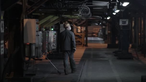 Metallurgist Job Worker Uma Planta Aço Quente Derretido Metal Derramando — Vídeo de Stock