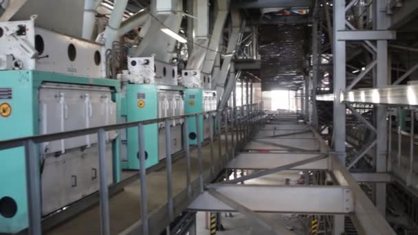 製鉄所の冶金の仕事労働者熱い溶融金属を注ぐ ブラスト炉鋼生産製鉄所 — ストック動画