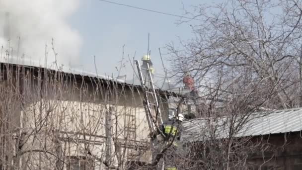 Grote Brand Zwarte Rook Schieten Van Een Hoogte — Stockvideo