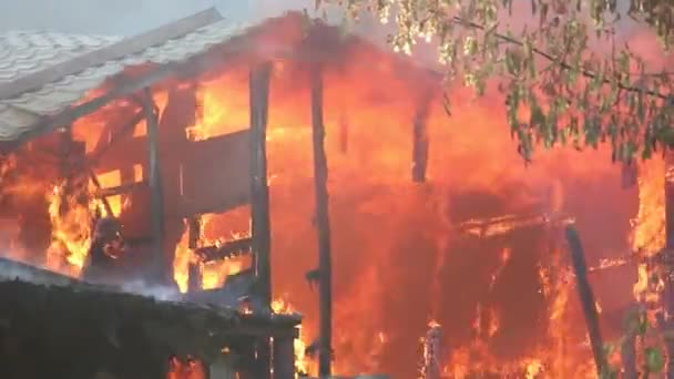 燃烧的房子会产生大量的烟 黑烟升到蓝天 — 图库视频影像