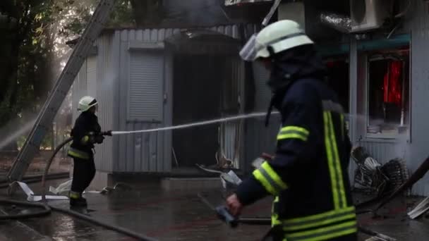 Brûler Maison Provoque Une Grosse Pile Fumée Fumée Noire Élevant — Video