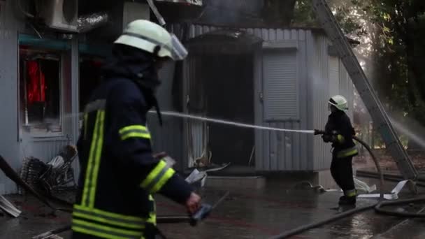 Casa Llamas Causa Una Gran Pila Humo Humo Negro Que — Vídeo de stock