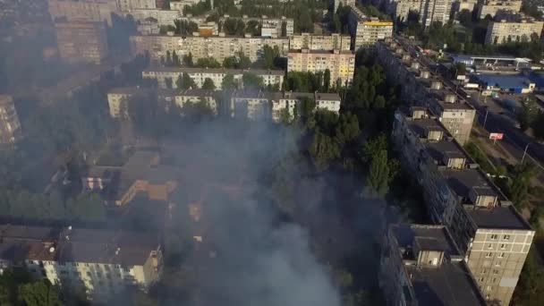 Brûler Maison Provoque Une Grosse Pile Fumée Fumée Noire Élevant — Video