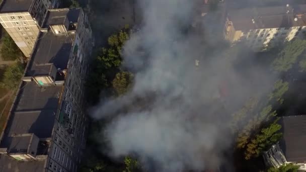 Brandend Huis Veroorzaakt Een Grote Stapel Rook Zwarte Rook Stijgt — Stockvideo