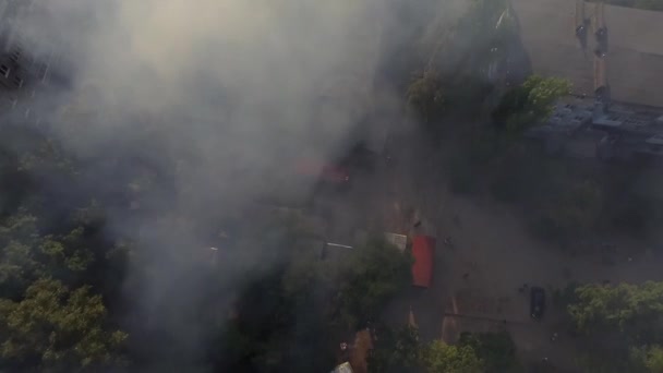 Brandend Huis Veroorzaakt Een Grote Stapel Rook Zwarte Rook Stijgt — Stockvideo