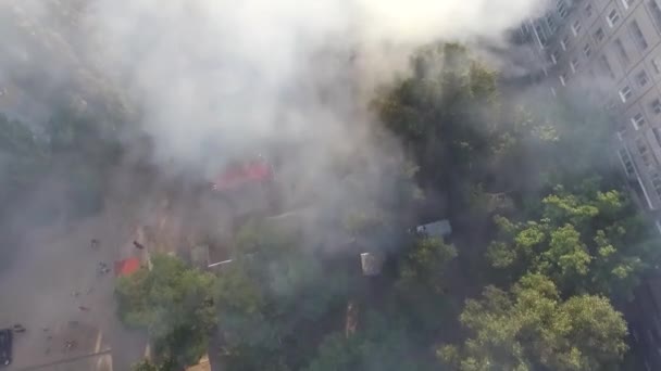 Brûler la maison provoque une grosse pile de fumée, fumée noire s'élevant jusqu'au ciel bleu 