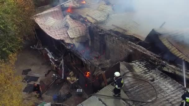 Hořící Dům Způsobuje Velkou Hromadu Kouře Černý Kouř Stoupá Modré — Stock video