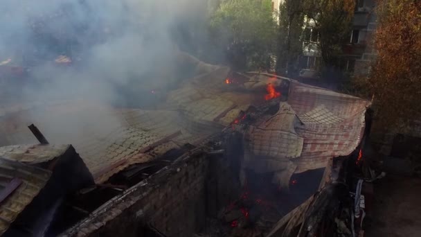 Brandend Huis Veroorzaakt Een Grote Stapel Rook Zwarte Rook Stijgt — Stockvideo