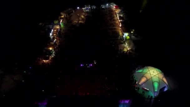 2013年8月1日ロシア クバーナオープンエアコンサートでのファンの大群衆の空の景色 Prodigyロックスターバンドの音楽パフォーマンス2013年8月1日の音楽祭 — ストック動画