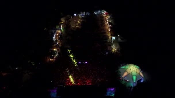 俄罗斯库巴纳 2013年8月1日2013年8月1日在音乐节上举行的露天音乐会神童摇滚歌星乐队的音乐表演中 观众人山人海 — 图库视频影像