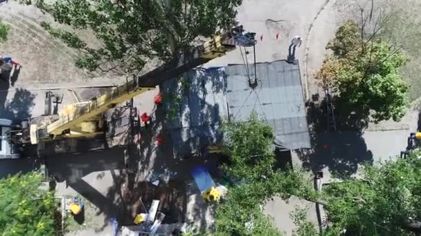 Vista Aérea Casa Demolición Con Excavadora Ciudad Excavadora Carga Camión — Vídeos de Stock