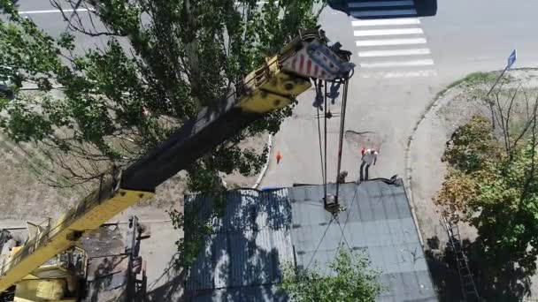 空中ビュー市内の掘削機を使用して解体家 掘削機はトラックを積み — ストック動画