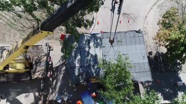 Vista Aerea Demolizione Casa Utilizzando Escavatore Città Escavatore Carica Camion — Video Stock