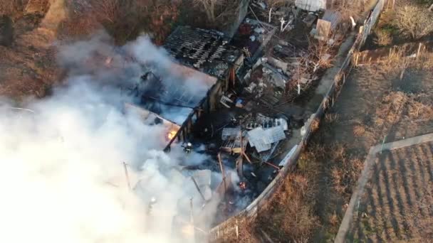 Luchtfoto Groot Vuur Zwarte Rook Schieten Vanaf Een Hoogte — Stockvideo