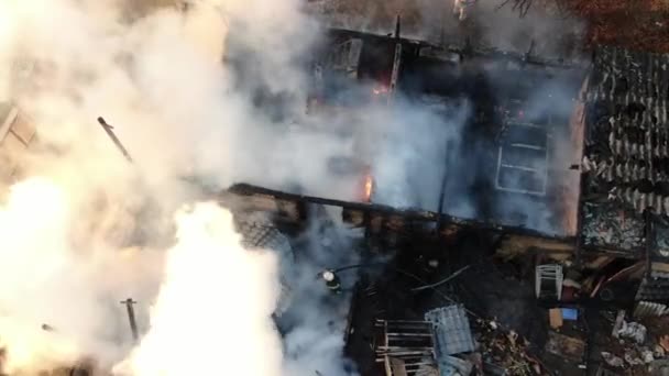 Visão Aérea Grande Fogo Fumaça Preta Tiroteio Uma Altura — Vídeo de Stock