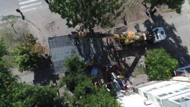Vista Aérea Casa Demolición Con Excavadora Ciudad Excavadora Carga Camión — Vídeo de stock