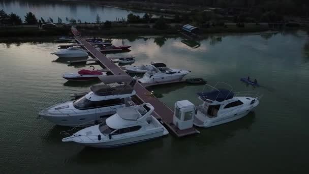 Luchtfoto Van Een Wit Motorjacht Yacht Komt Baai Parkeerplaats Gdynia — Stockvideo