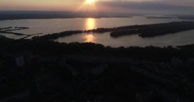 Havadan görünümü: Yeşil ahşap ve güzel nehir üzerine uçuş. Pastel bulutlu gökyüzü günbatımı soft light. Magestic manzara. 4 k çözünürlük.