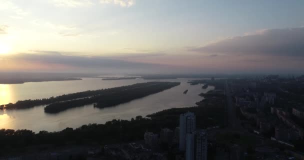 Luchtfoto Vlucht Prachtige Rivier Groene Hout Zonsondergang Zacht Licht Met — Stockvideo