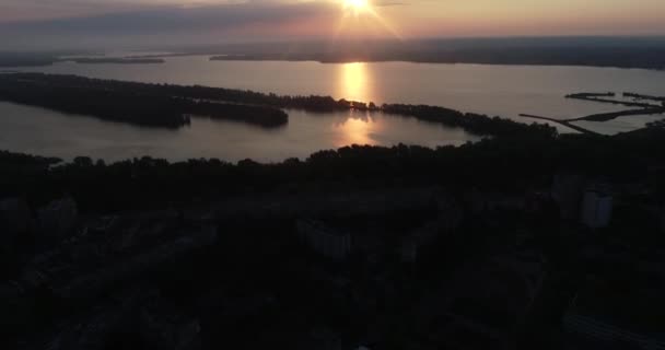 Flygfoto Flygning Över Den Vackra Floden Och Grön Trä Solnedgången — Stockvideo