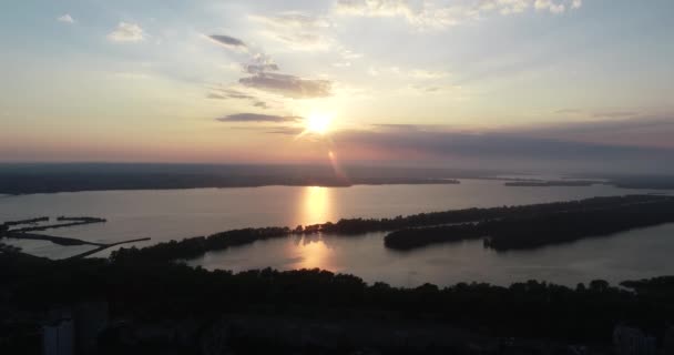 Luchtfoto Vlucht Prachtige Rivier Groene Hout Zonsondergang Zacht Licht Met — Stockvideo