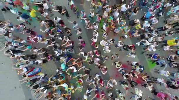 Antena Festival Cores Holi Câmera Lenta Pessoas Jogando Colorido — Vídeo de Stock