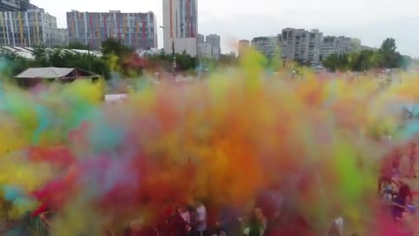 Antena Festiwalu Kolorów Holi Zwolnionym Tempie Ludzie Rzucający Kolorowy Proszek — Wideo stockowe