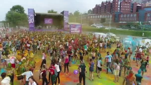 Κεραία Του Φεστιβάλ Χρωμάτων Holi Αργή Κίνηση Άνθρωποι Ρίχνουν Πολύχρωμη — Αρχείο Βίντεο