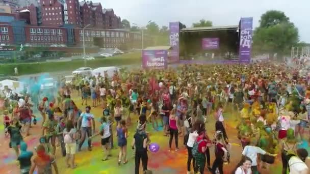 Flygfoto Holi Färgfestival Slow Motion Människor Kastar Färgglada Pulver Luften — Stockvideo