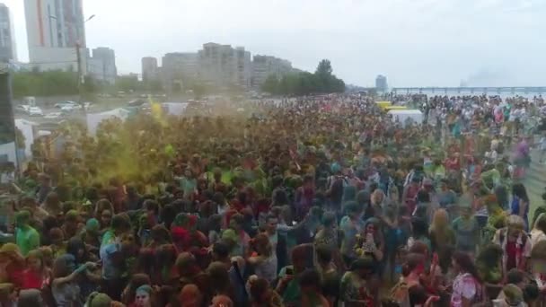 Κεραία Του Φεστιβάλ Χρωμάτων Holi Αργή Κίνηση Άνθρωποι Ρίχνουν Πολύχρωμη — Αρχείο Βίντεο