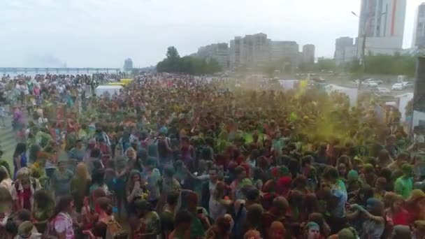 Antena Del Festival Colores Holi Cámara Lenta Personas Que Lanzan — Vídeos de Stock