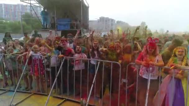 Antena Del Festival Colores Holi Cámara Lenta Personas Que Lanzan — Vídeos de Stock