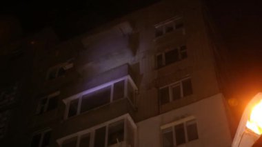 Büyük ateş ve siyah duman yüksekten gelen itfaiyeci havasından geliyor.